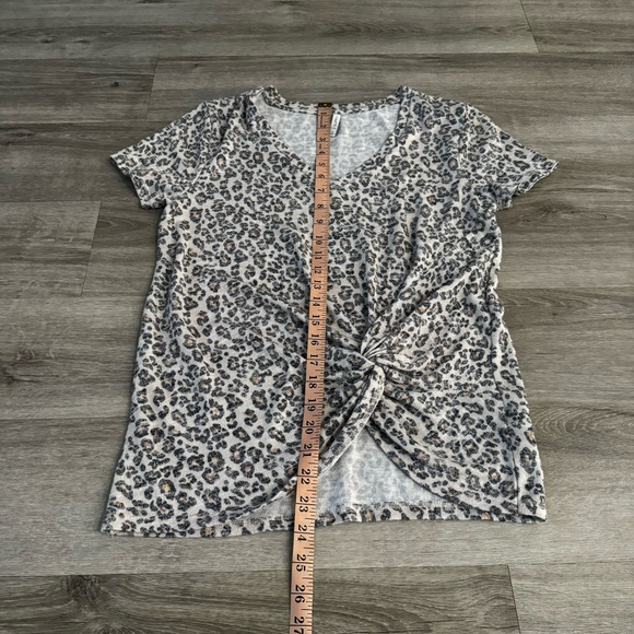 Z Supply leopard print twist detail short sleeve tee - Picture 4 of 5